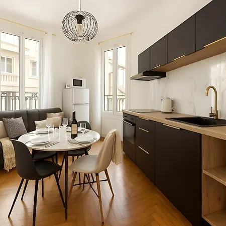 Апартаменты Azur Elegance Air Conditioning 8 Min Sleeps 6